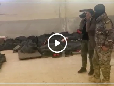 فيديو || صحفية في جريدة خليجية تتجول "دون حجاب" بين مقاتلي تنظيم "داعش"