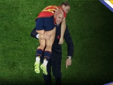 بعد فضيحة القبلة.. الفيفا يعلن قراره بشأن رئيس الاتحاد الإسباني