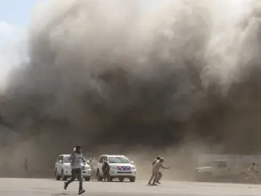 بالفيديو || قتلى وجرحى بتفجير استهدف موكب محافظ عدن جنوبي اليمن - وكالة ستيب نيوز