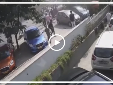 سيارة في الهند تقع من أعلى جسر على رؤوس المارة وتوقع قتلى وجرحى!