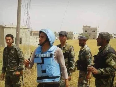 بالفيديو|| شاب من درعا البلد يهدد مراسل سما فراس الأحمد: "ما قصّرت وما رح نقصّر"
