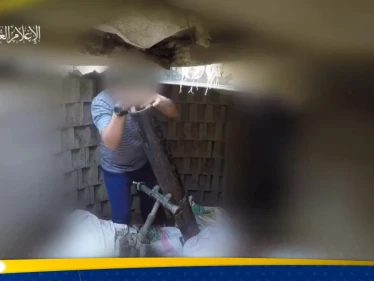 يتناوبون على تلقيمه.. القسام تبث مشاهد لدك تحشدات إسرائيلية بقذائف الهاون