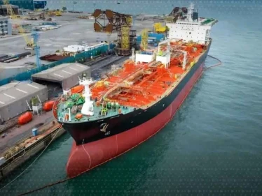 خوفاً من عقوبات أمريكية.. 5 ناقلات نفط عملاقة تتراجع عن وجهتها - وكالة ستيب نيوز