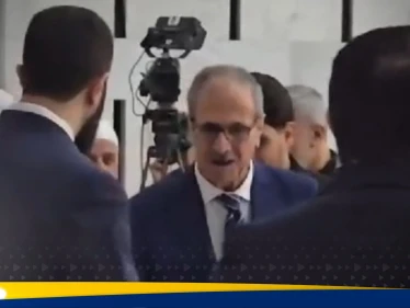 شاهد|| الشرع يقبّل يد والده أثناء المعايدات في قصر الشعب بمناسبة عيد الفطر.. ويؤكد: سوريا ليست سوقاً للرغبات