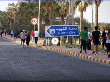 بالفيديو|| بعد حادثة الرقص والحفلات المختلطة في منطقة حولي مشاجرة فتيات عنيفة تثير غضب الكويتيين بنفس المنطقة