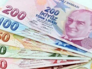الليرة التركية تهوي إلى مستوى تاريخي مقابل الدولار الأمريكي