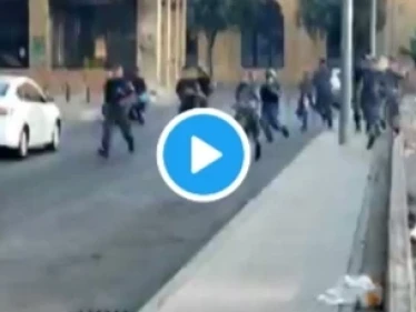 بالفيديو|| متظاهرون غاضبون يقتحمون مبنى وزارة الاقتصاد وسط بيروت.. وقوات مكافحة الشغب تتحرك
