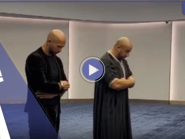 بالفيديو || ملاكم أمريكي "مثير للجدل" يصلي في المسجد دون إعلان إسلامه