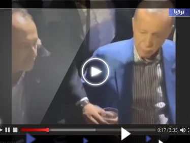 أردوغان يثير جدلاً.. لماذا رفض شرب الماء من يد حارسه؟