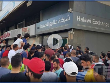 بالفيديو|| قتال شوارع وضرب سكاكين في لبنان أمام محلات الصرافة لأجل الدولار