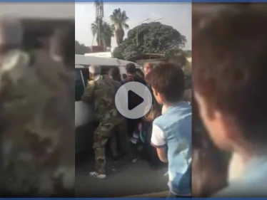 بالفيديو|| مقاتلان بقوات النظام السوري يعتديان بالضرب على مريض وسط حافلة بدمشق وزوجته تستغيث