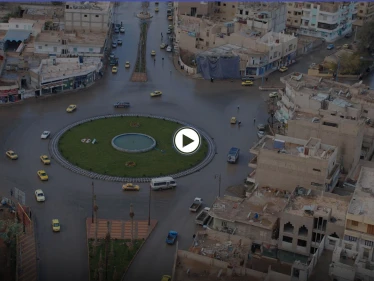 بالفيديو|| قيدته بالحبال خوفاً عليه حتى لا يأكل القمامة.. مسنة تربط حفيدها بعد تخلي والديه عنه