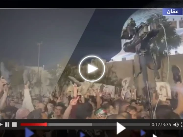 بالفيديو|| أردنيون يحاولون اقتحام سفارة إسرائيل بعمان ويرفعون الأحذية بوجه بايدن