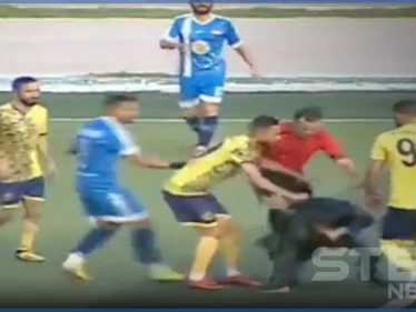 بالفيديو|| اقتحام الملعب وعراك داخله.. حكم مباراة جبلة وحرجلة يوقف اللعبة قبل نهايتها