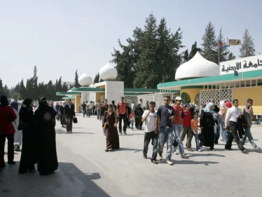 التعليم الأردنيّة تُلغي قرار إجبار الطلبة السوريين إصدار جواز سفر للالتحاق بجامعاتها