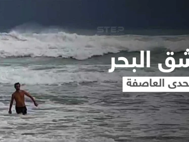 بالفيديو|| الأمواج تضرب الشاطئ وعاصفة صيدا تشتد بينما "عاشق البحر" يسبح وسط الموج الهائج
