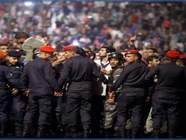 بالفيديو || احتجاجات غاضبة في الأردن والأمن يفرّق بقنابل الغاز