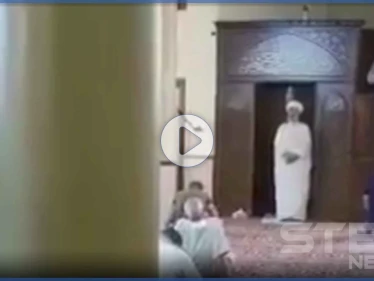 بالفيديو || في أغرب صلاة جمعة خطيبان يلقيان خطبة الجمعة معاً في مسجد واحد