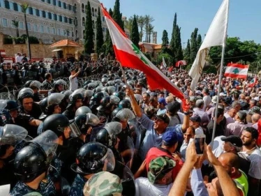 معتصمون يحاصرون منزل وزير الداخلية اللبناني ويصطدمون مع الأمن وروسيا تهاجم أوروبا بسبب لبنان