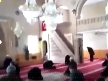 بعد أن فاجأهم الزلزال.. شاهد ماذا فعل مصلون داخل أحد مساجد ولاية أكساري التركية