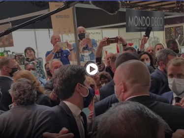 بالفيديو|| ضرب الرئيس الفرنسي ماكرون بالبيض خلال رحلته إلى ليون وتعليق مثير له على الحادثة