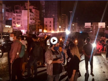 محتجون يشعلون الوضع في لبنان بسبب تردي الأوضاع الاقتصادية ويقطعون طرقات رئيسية في بيروت (فيديو)