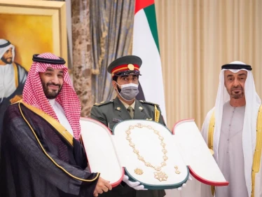شاهد لحظة تقليد ولي عهد أبوظبي وسام "زايد" من الدرجة الأولى لولي العهد السعودي