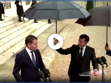 بالفيديو|| "لن أسلم مظلتي".. إيمانويل ماكرون يبعد مساعديه ويرفع مظلته الخاصة لرئيس وزراء سلوفاكيا