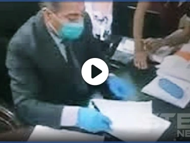 بالفيديو || عراقيون يزحفون إلى صحة ذي قار ويجبرون مديرها على الاستقالة