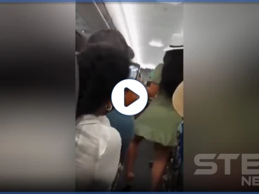 بالفيديو|| بلباس قصير.. رقص امرأة مخمورة في طائرة تسبب سخط الركاب وإيقاف الرحلة