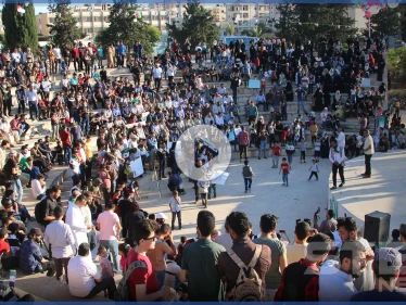 شاهد || الحراك الثوري في حماة يقيم فعالية ذكرى مجزرة "أطفال الحرية بحماة" وسط مدينة إدلب