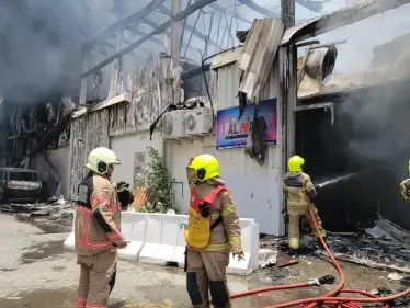 حريق في مستودع لمواد كيماوية في منطقة القوز الصناعية في دبي - وكالة ستيب نيوز