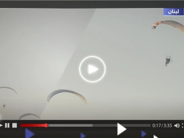 تجمدوا من رؤيته.. فيديو جديد لمقاتل فلسطيني هبط من السماء على حفل للمستوطنين