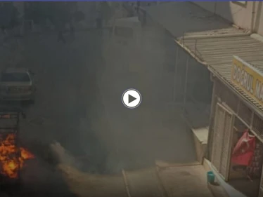 بالفيديو|| أتراك يهاجمون منازل السوريين في إزمير ويحرقون سياراتهم بعد مقتل شاب تركي على يد آخر سوري