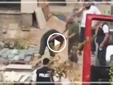 بالشتائم والكفر واللكمات.. موظف لبناني يتهجم على نازح سوري لهذا السبب (فيديو)