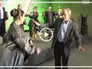 شاهد بالفيديو|| بتسجيل نادر.. بوتين يرقص مع بوش الابن ويقبل إحدى الراقصات