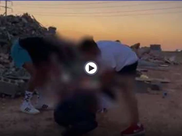 بالفيديو|| شبان سعوديون يشعلون النار في رجل لتصويره.. والسلطات تتحرك