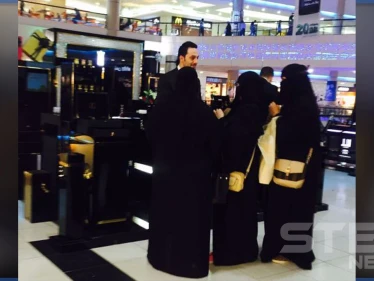 بالفيديو|| "الله يخليك وخر الكمامة".. توسل فتاة سعودية لبائع عطور لرؤية وجهه تثير ضجة في المملكة