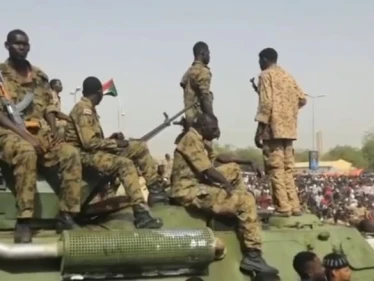 آلاف السودانيين يزحفون باتجاه الخرطوم والجيش يطلق النار موقعاً إصابات