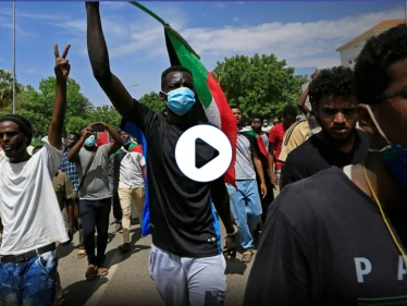 بالفيديو|| الثورة السودانية في ذكراها الثانية.. اشتباكات بالأيدي ومطالبات بإسقاط النظام السوداني القائم