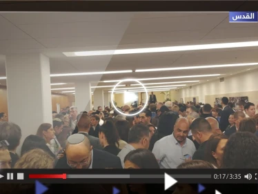 شاهد|| لحظة هروب نتنياهو وأعضاء الكنيست الإسرائيلي بعد رشقات صاروخية تجاه القدس
