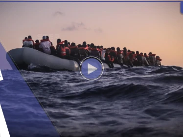 بالفيديو||تشبثوا بالصخور ونجا منهم القليل.. عشرات القتلى بغرق قارب مهاجرين قبالة سواحل اليونان