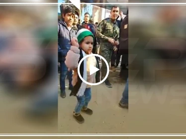 بالفيديو||على أنغام الأناشيد الثورية.. طفلة صغيرة ترقص بشكل عفوي بإحدى مظاهرات إدلب
