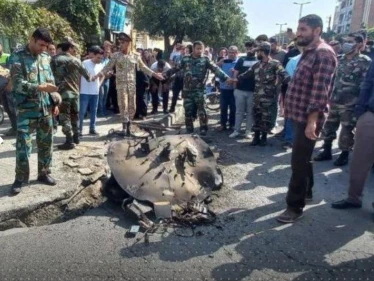 سبقتها أصوات انفجارات.. أجسام غريبة تتساقط على مدينة شمال إيران