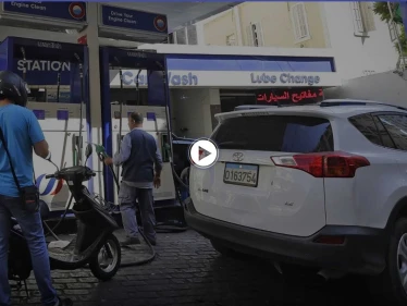 معلمة لبنانية تعطي درس تعليم عن بعد لطلابها وهي تقف بطابور البنزين وتنفجر غاضبة (فيديو)