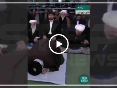 بالفيديو|| روحاني يغادر خطبة الجمعة "المصيرية" قبل أن ينهي خامنئي صلاته!