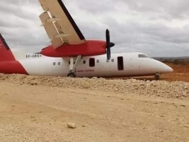 سقوط طائرة تقل 45 راكباً في الصومال ومشاهد لخروج ركّابها أحياء