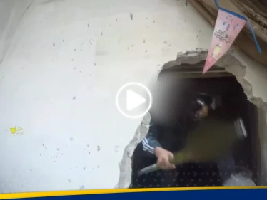 شاهد|| خرجوا من بين الأزقة.. سرايا القدس توثق لحظة استهداف قوة إسرائيلية متحصنة بمبنى في خان يونس