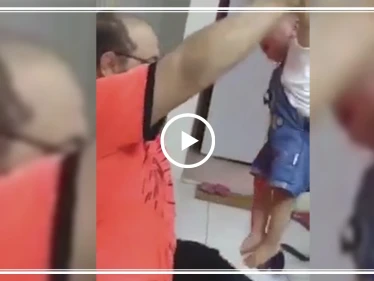 أب عربي يضرب طفلته بشكل عنيف.. وردود أفعال غاضبة على مواقع التواصل (فيديو)