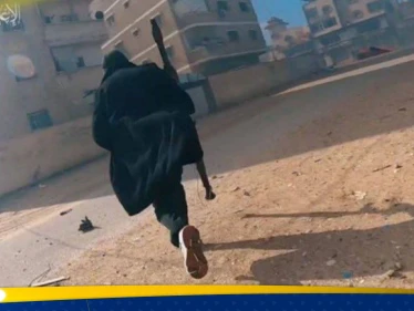 شاهد|| "بالطو القسام".. أناقة مقاتل فلسطيني في غزة تثير تفاعلاً بين النشطاء